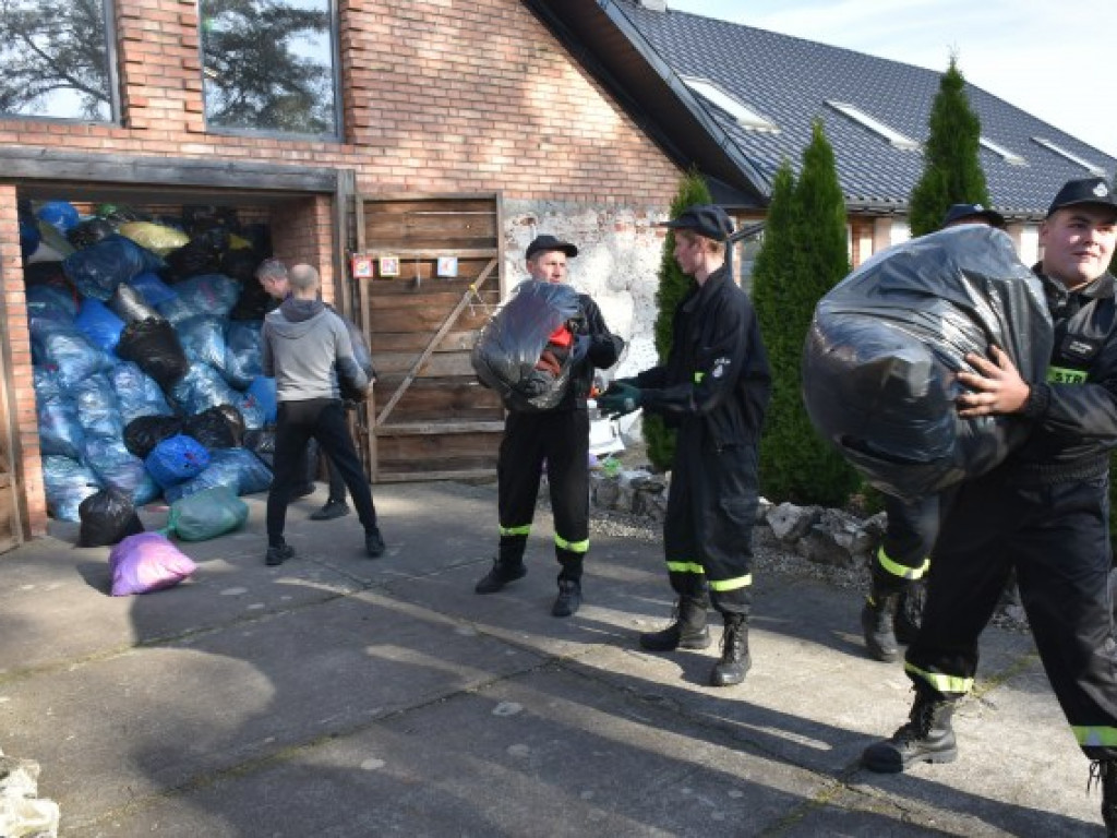Awantura pod stadionem w Tarnobrzegu. Kibice z Olsztyna zaatakowali fanów Siarki [zdjęcia]