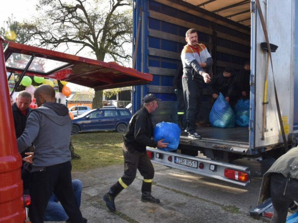 Awantura pod stadionem w Tarnobrzegu. Kibice z Olsztyna zaatakowali fanów Siarki [zdjęcia]