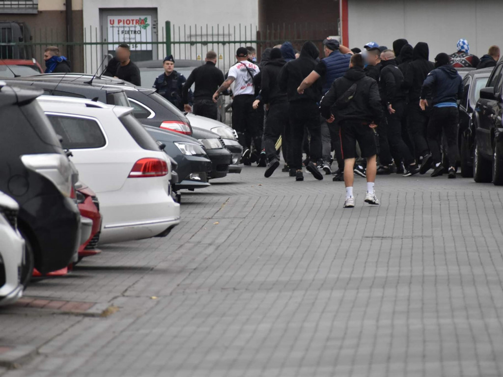 Awantura pod stadionem w Tarnobrzegu. Kibice z Olsztyna zaatakowali fanów Siarki [zdjęcia]