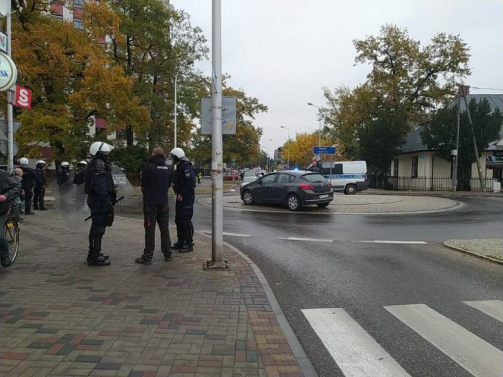 Awantura pod stadionem w Tarnobrzegu. Kibice z Olsztyna zaatakowali fanów Siarki [zdjęcia]