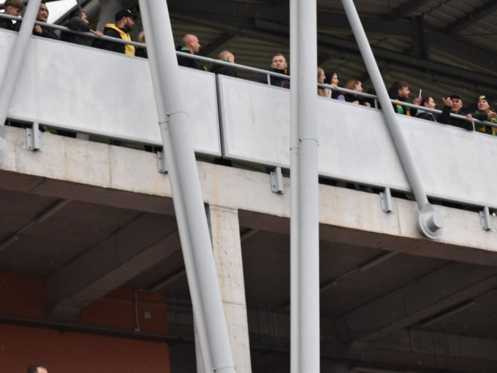 Awantura pod stadionem w Tarnobrzegu. Kibice z Olsztyna zaatakowali fanów Siarki [zdjęcia]