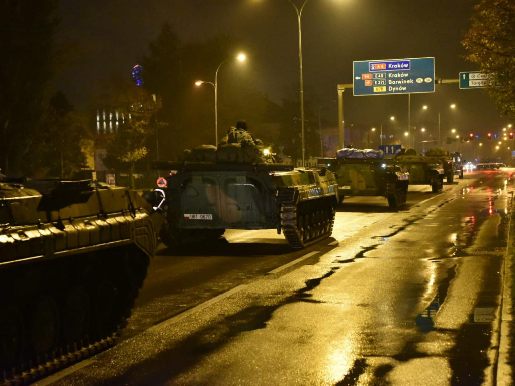 Nocny przejazd wojskowych pojazdów na poligon w Nowej Dębie [zdjęcia]