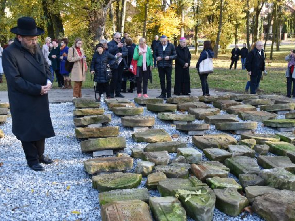 Oddali cześć swoim przodkom, ofiarom Holokaustu. Uroczystości w Opatowie [zdjęcia]