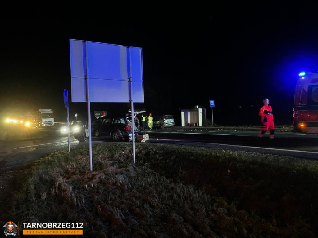 Zderzenie na drodze relacji Tarnobrzeg - Stalowa Wola. Jedna osoba w szpitalu [zdjęcia]