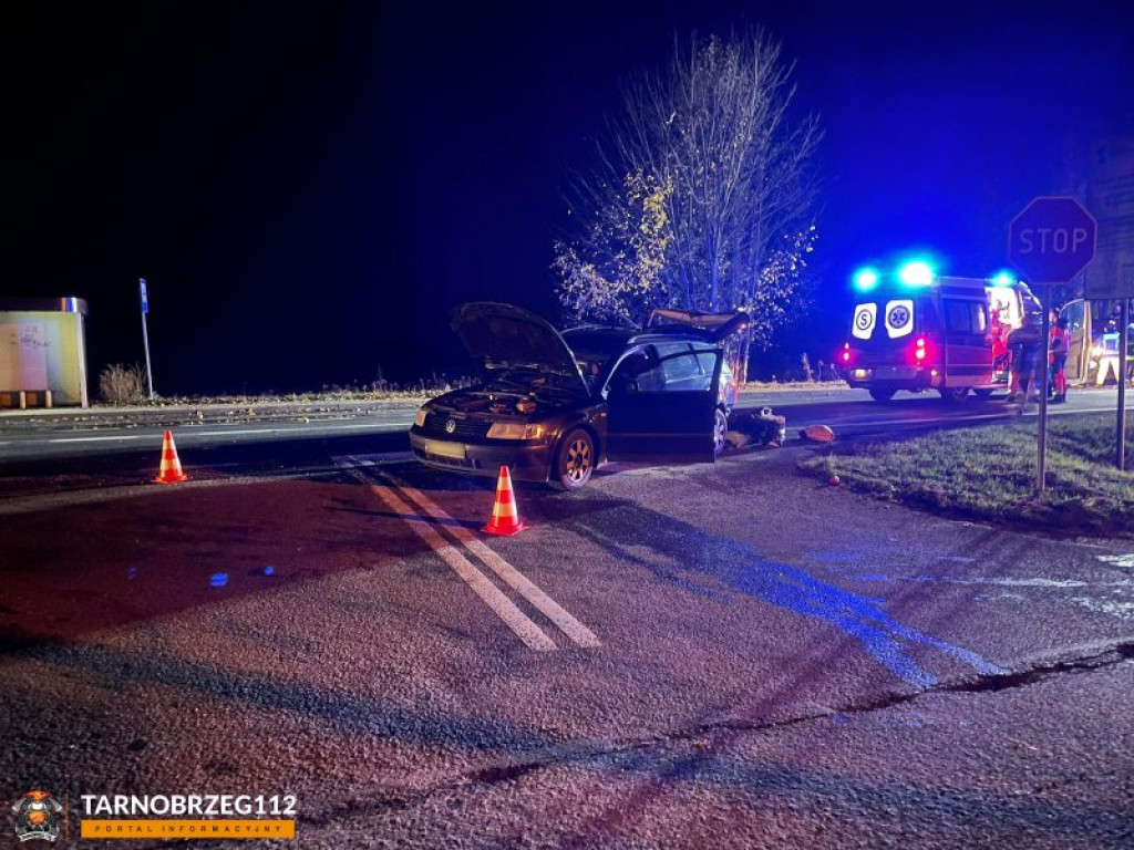 Zderzenie na drodze relacji Tarnobrzeg - Stalowa Wola. Jedna osoba w szpitalu [zdjęcia]