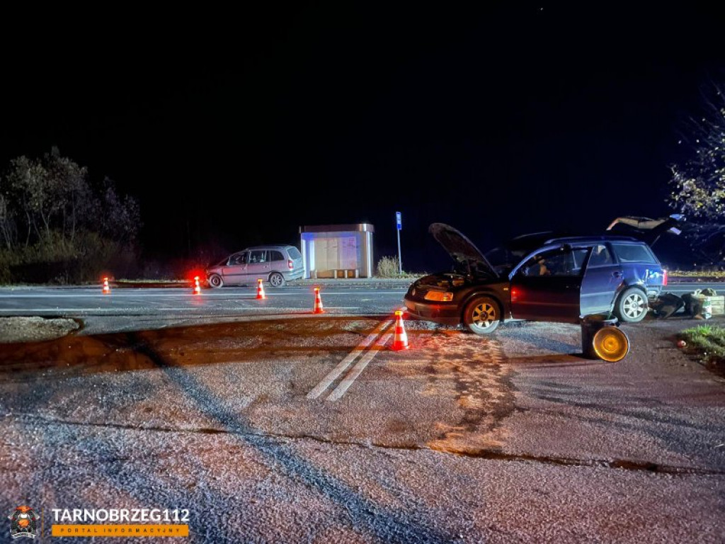 Zderzenie na drodze relacji Tarnobrzeg - Stalowa Wola. Jedna osoba w szpitalu [zdjęcia]