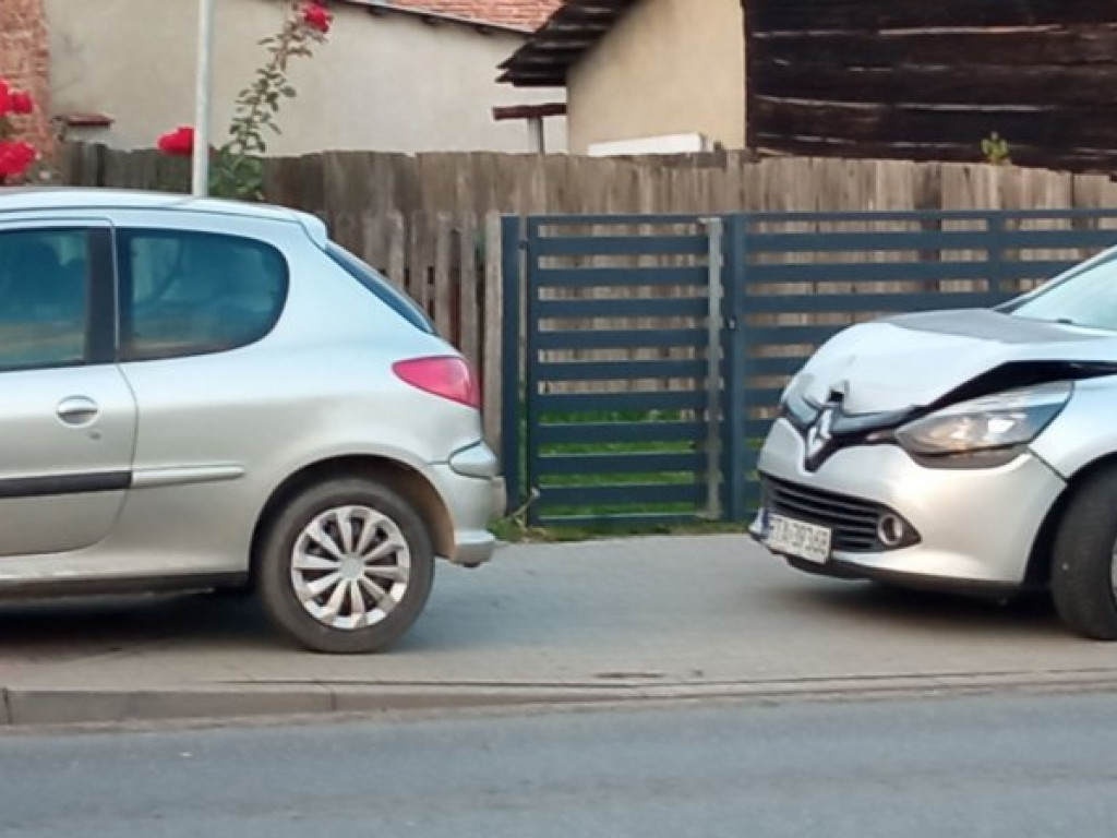 Zderzenie trzech samochodów na ulicy Sienkiewicza w Tarnobrzegu [zdjęcia]