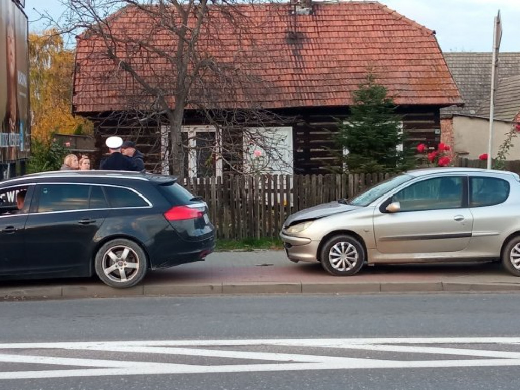 Zderzenie trzech samochodów na ulicy Sienkiewicza w Tarnobrzegu [zdjęcia]