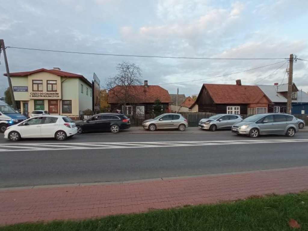 Zderzenie trzech samochodów na ulicy Sienkiewicza w Tarnobrzegu [zdjęcia]