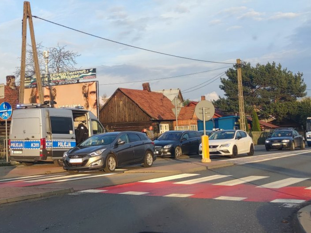 Zderzenie trzech samochodów na ulicy Sienkiewicza w Tarnobrzegu [zdjęcia]