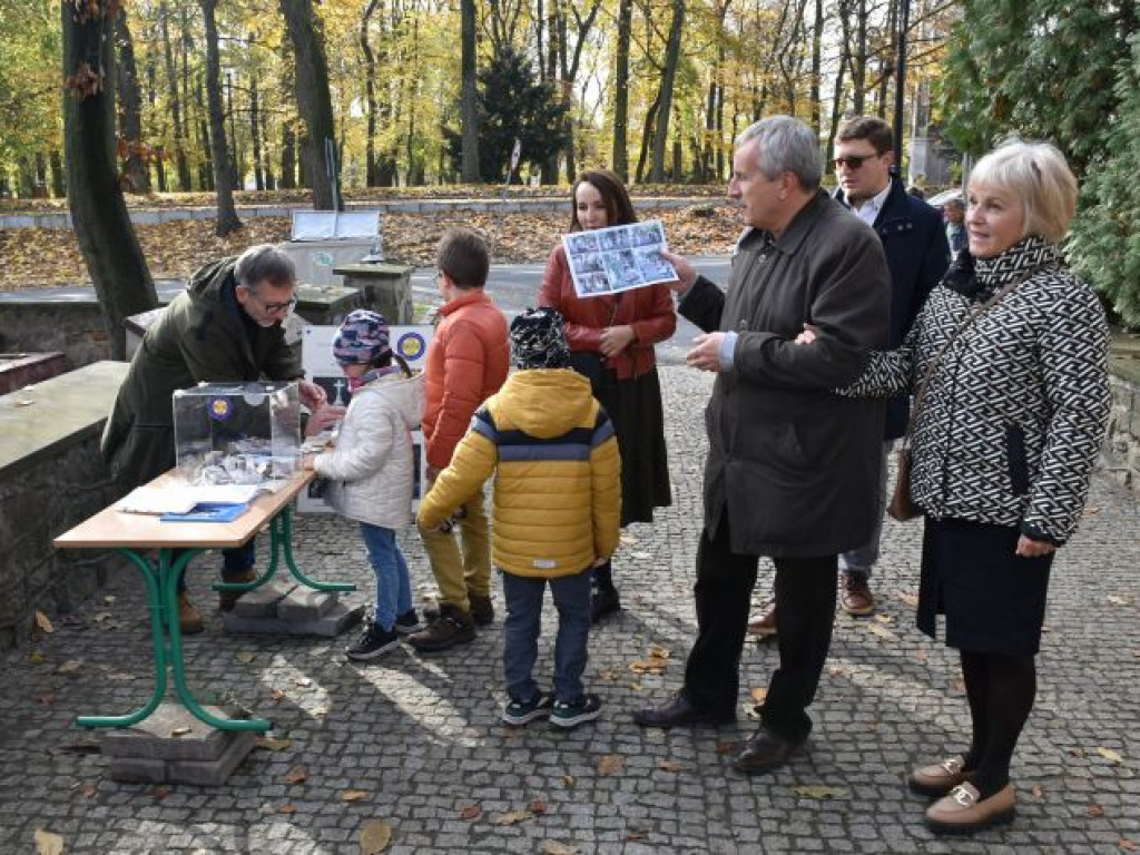 Datki od najmłodszych i starszych. Trwa sandomierska kwesta na ratowanie cennych nagrobków [zdjęcia]