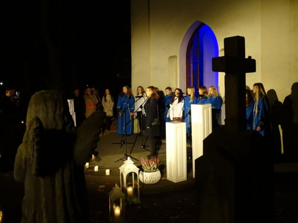 Spektaklem na starym cmentarzu podziękowali za kwestę w Tarnobrzegu [zdjęcia]
