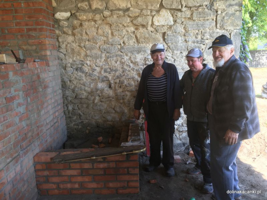 Zbudowali we wsi piec chlebowy, kuchnię i krytą gontem altanę [zdjęcia]