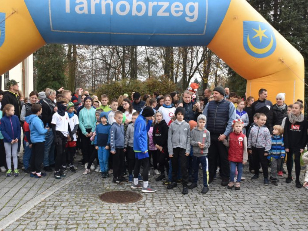 Bieg, piknik, przyrodniczy spacer i kiermasze - Tarnobrzeg świętował Narodowe Święto Niepodległości [zdjęcia]