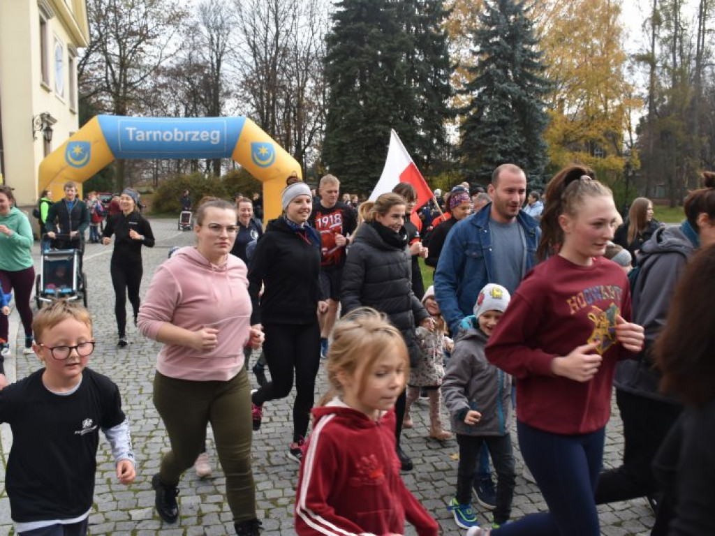 Bieg, piknik, przyrodniczy spacer i kiermasze - Tarnobrzeg świętował Narodowe Święto Niepodległości [zdjęcia]