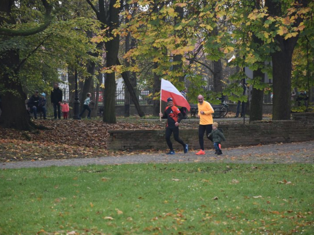 Bieg, piknik, przyrodniczy spacer i kiermasze - Tarnobrzeg świętował Narodowe Święto Niepodległości [zdjęcia]