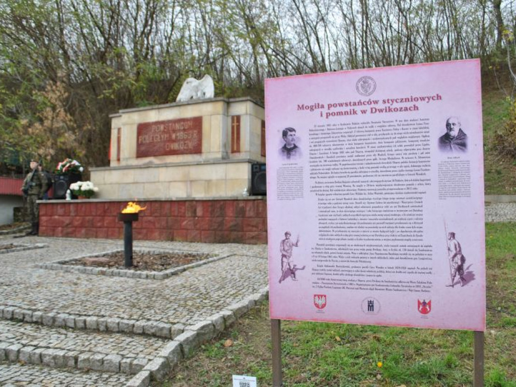 Była inscenizacja przyjazdu Józefa Piłsudskiego i parada motocykli. Tak świętowano 11 listopada w Dwikozach [zdjęcia]