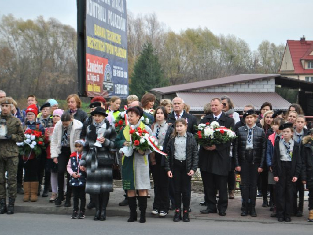 Była inscenizacja przyjazdu Józefa Piłsudskiego i parada motocykli. Tak świętowano 11 listopada w Dwikozach [zdjęcia]