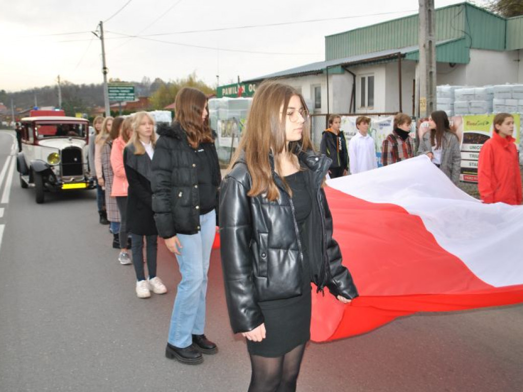 Była inscenizacja przyjazdu Józefa Piłsudskiego i parada motocykli. Tak świętowano 11 listopada w Dwikozach [zdjęcia]