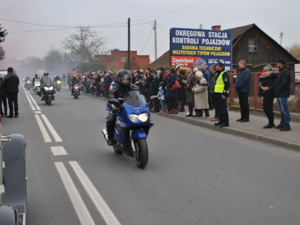 Była inscenizacja przyjazdu Józefa Piłsudskiego i parada motocykli. Tak świętowano 11 listopada w Dwikozach [zdjęcia]