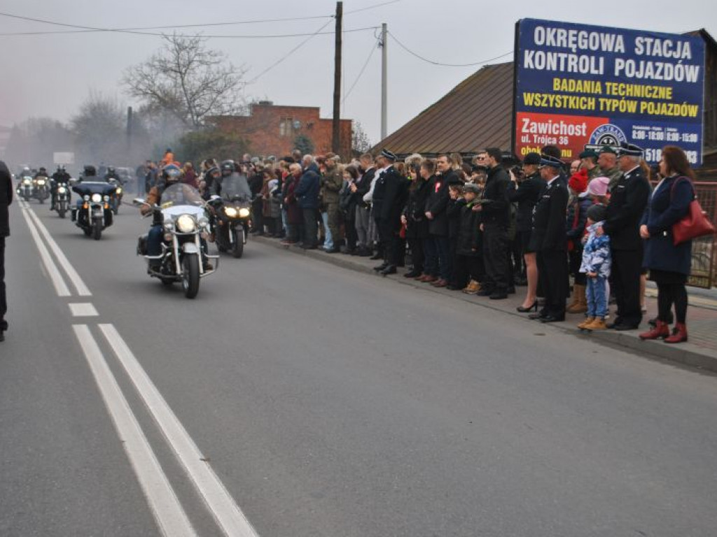 Była inscenizacja przyjazdu Józefa Piłsudskiego i parada motocykli. Tak świętowano 11 listopada w Dwikozach [zdjęcia]