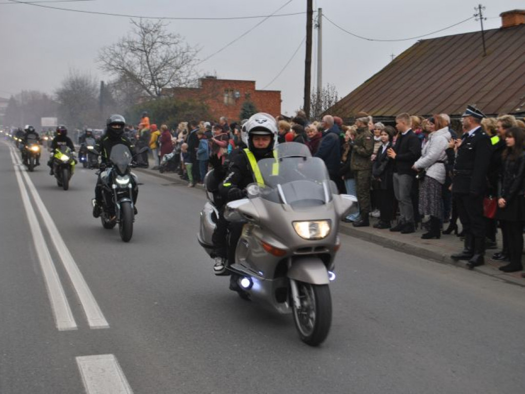 Była inscenizacja przyjazdu Józefa Piłsudskiego i parada motocykli. Tak świętowano 11 listopada w Dwikozach [zdjęcia]