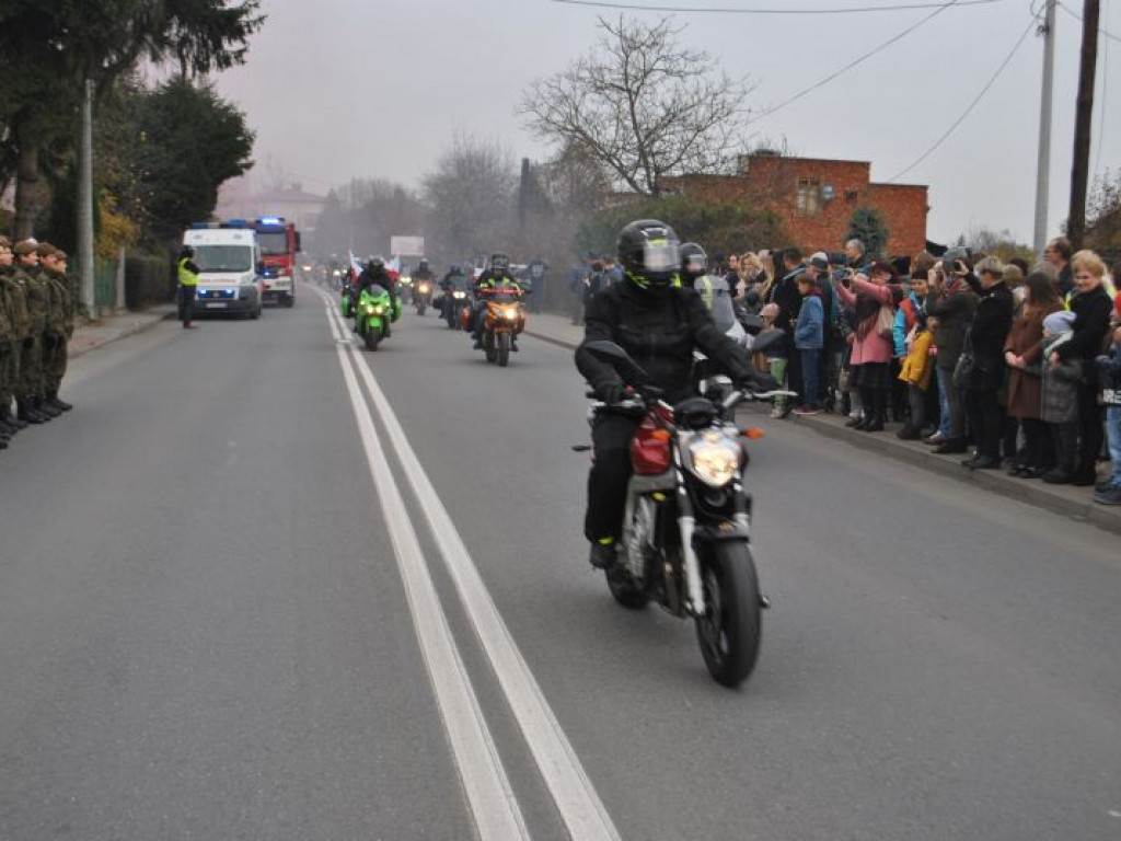 Była inscenizacja przyjazdu Józefa Piłsudskiego i parada motocykli. Tak świętowano 11 listopada w Dwikozach [zdjęcia]