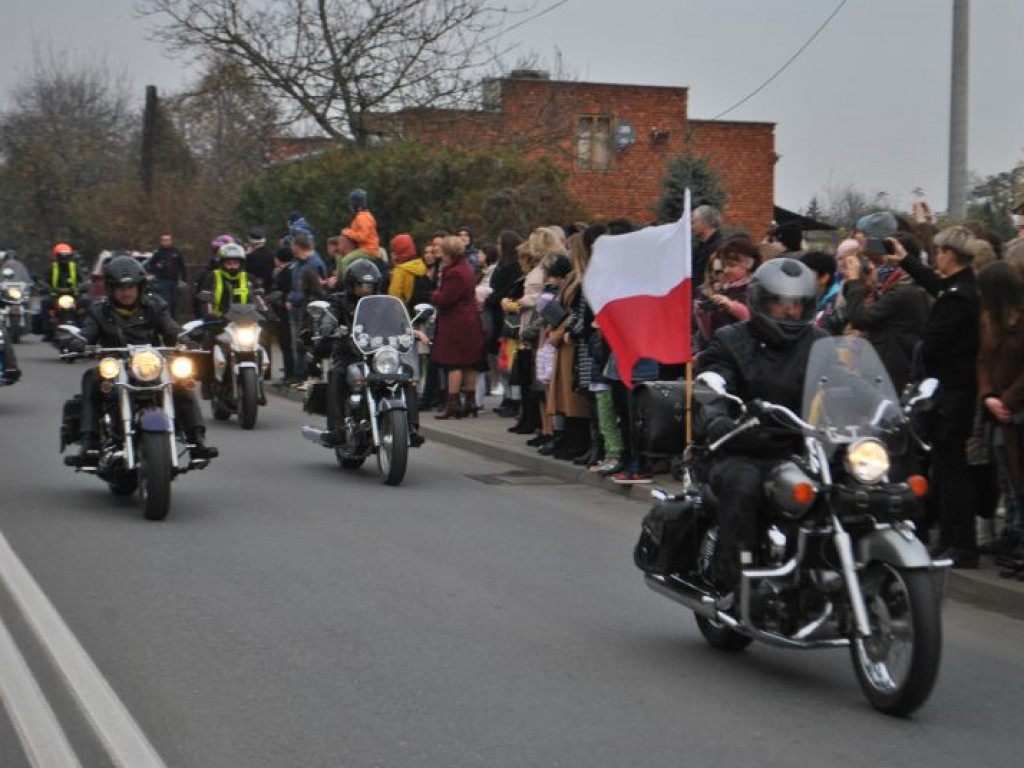 Była inscenizacja przyjazdu Józefa Piłsudskiego i parada motocykli. Tak świętowano 11 listopada w Dwikozach [zdjęcia]