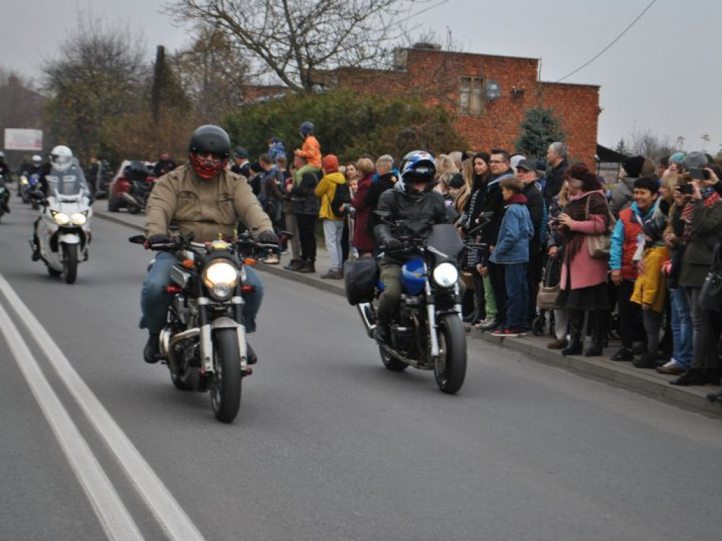 Była inscenizacja przyjazdu Józefa Piłsudskiego i parada motocykli. Tak świętowano 11 listopada w Dwikozach [zdjęcia]