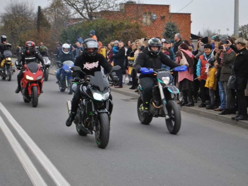 Była inscenizacja przyjazdu Józefa Piłsudskiego i parada motocykli. Tak świętowano 11 listopada w Dwikozach [zdjęcia]