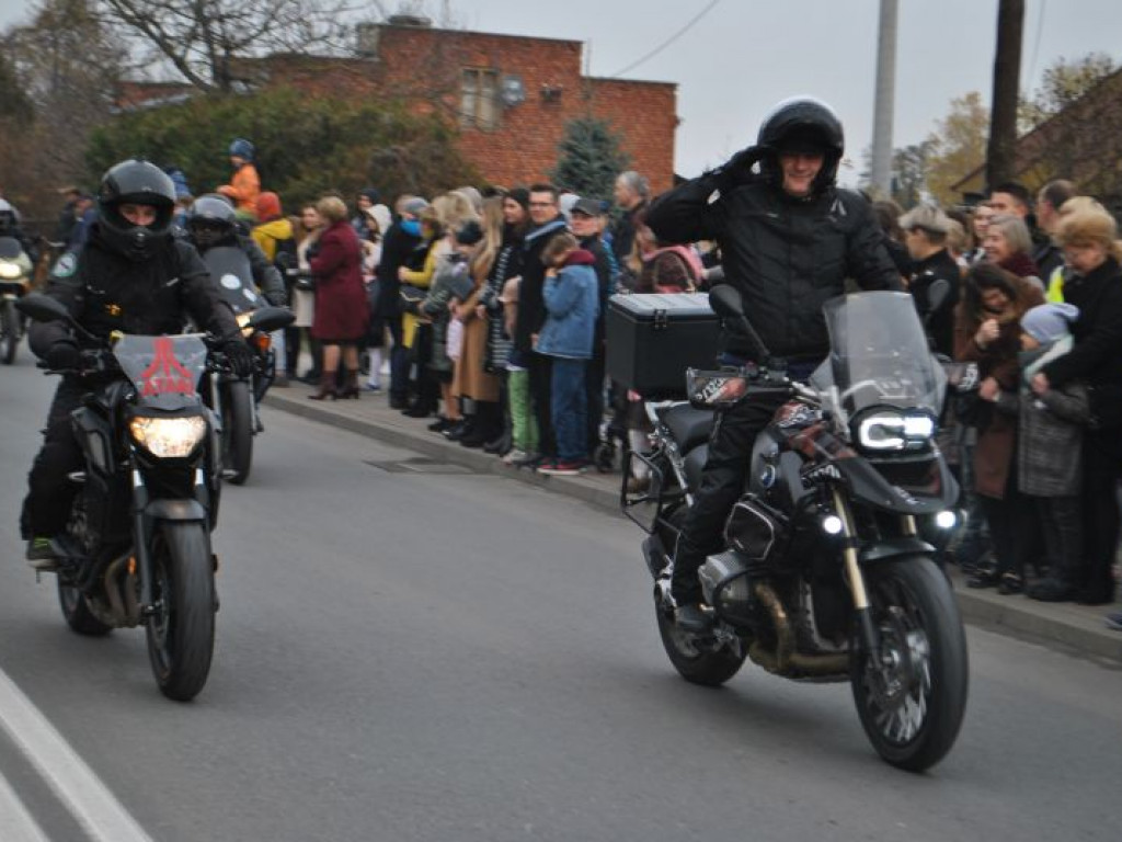 Była inscenizacja przyjazdu Józefa Piłsudskiego i parada motocykli. Tak świętowano 11 listopada w Dwikozach [zdjęcia]