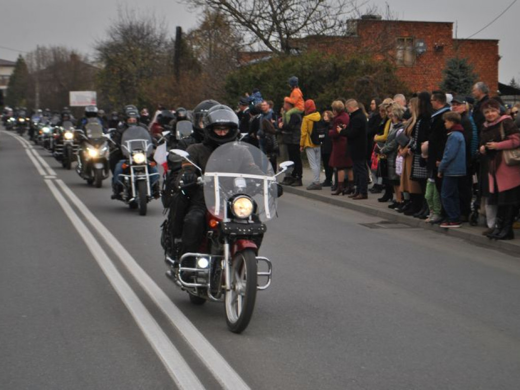 Była inscenizacja przyjazdu Józefa Piłsudskiego i parada motocykli. Tak świętowano 11 listopada w Dwikozach [zdjęcia]