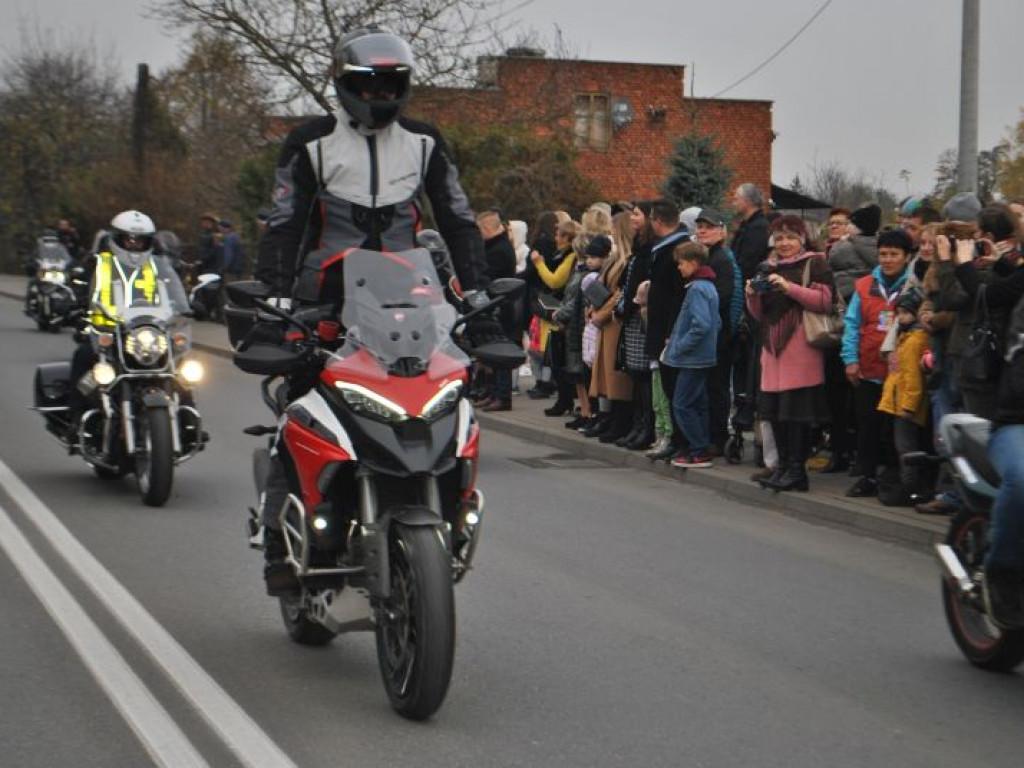 Była inscenizacja przyjazdu Józefa Piłsudskiego i parada motocykli. Tak świętowano 11 listopada w Dwikozach [zdjęcia]