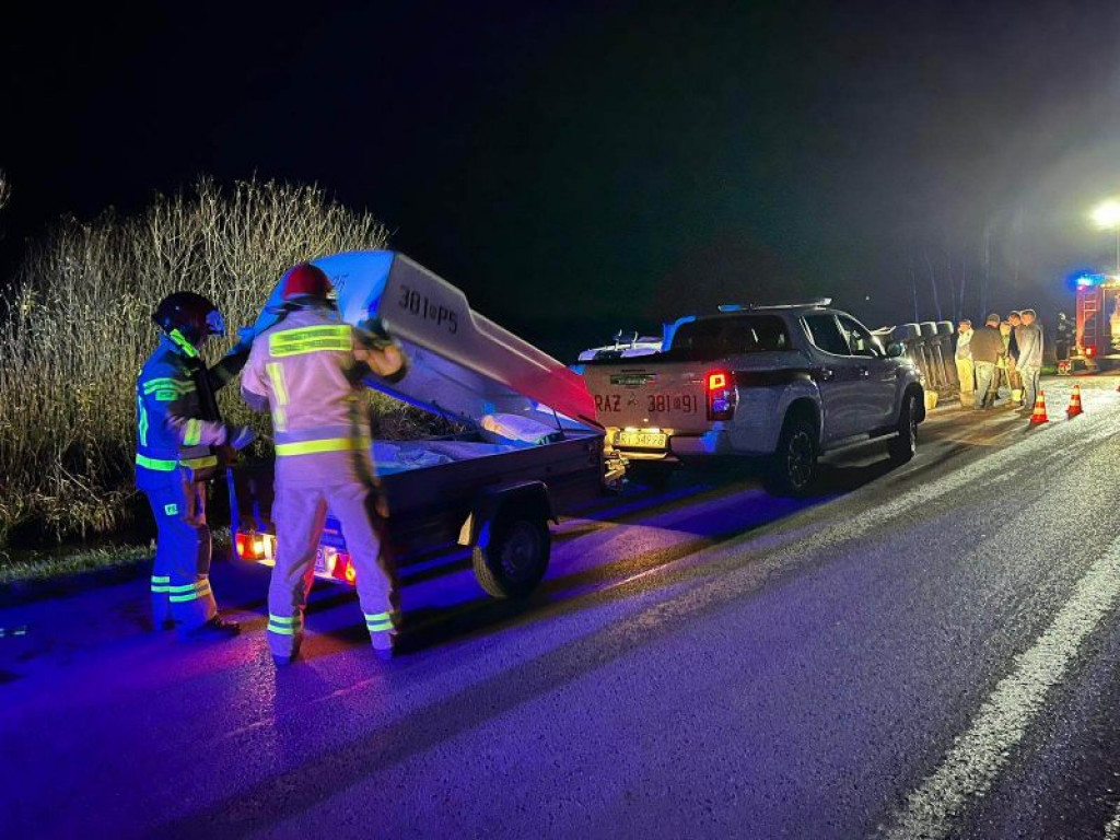 Tir wiozący jabłka złapał pobocze i wylądował w rowie - nocny wypadek w Jamnicy [zdjęcia]