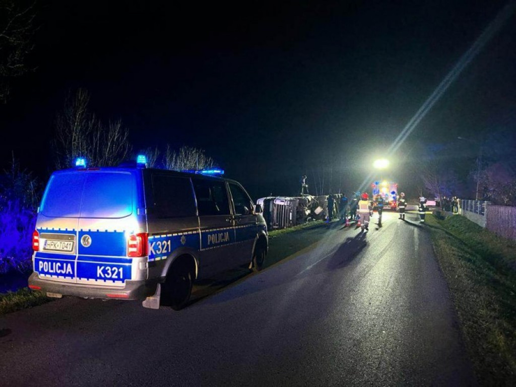 Tir wiozący jabłka złapał pobocze i wylądował w rowie - nocny wypadek w Jamnicy [zdjęcia]