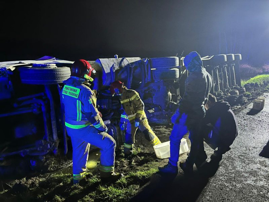 Tir wiozący jabłka złapał pobocze i wylądował w rowie - nocny wypadek w Jamnicy [zdjęcia]