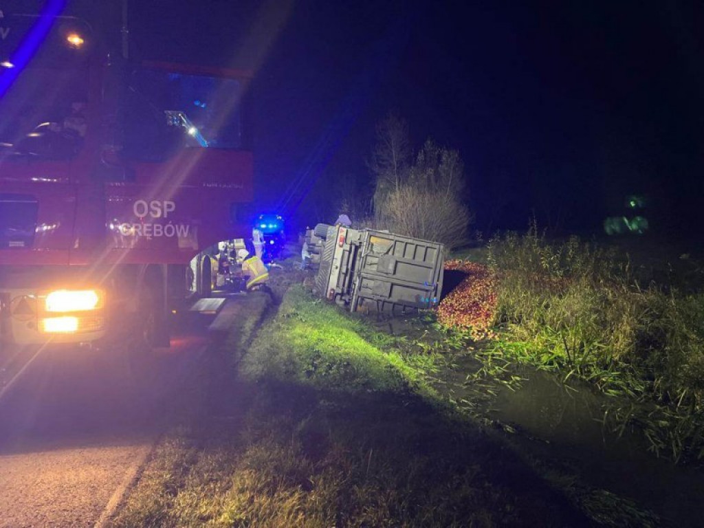 Tir wiozący jabłka złapał pobocze i wylądował w rowie - nocny wypadek w Jamnicy [zdjęcia]