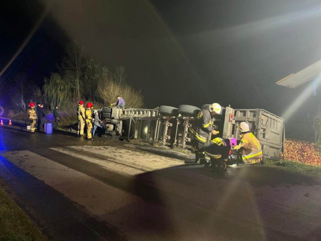 Tir wiozący jabłka złapał pobocze i wylądował w rowie - nocny wypadek w Jamnicy [zdjęcia]