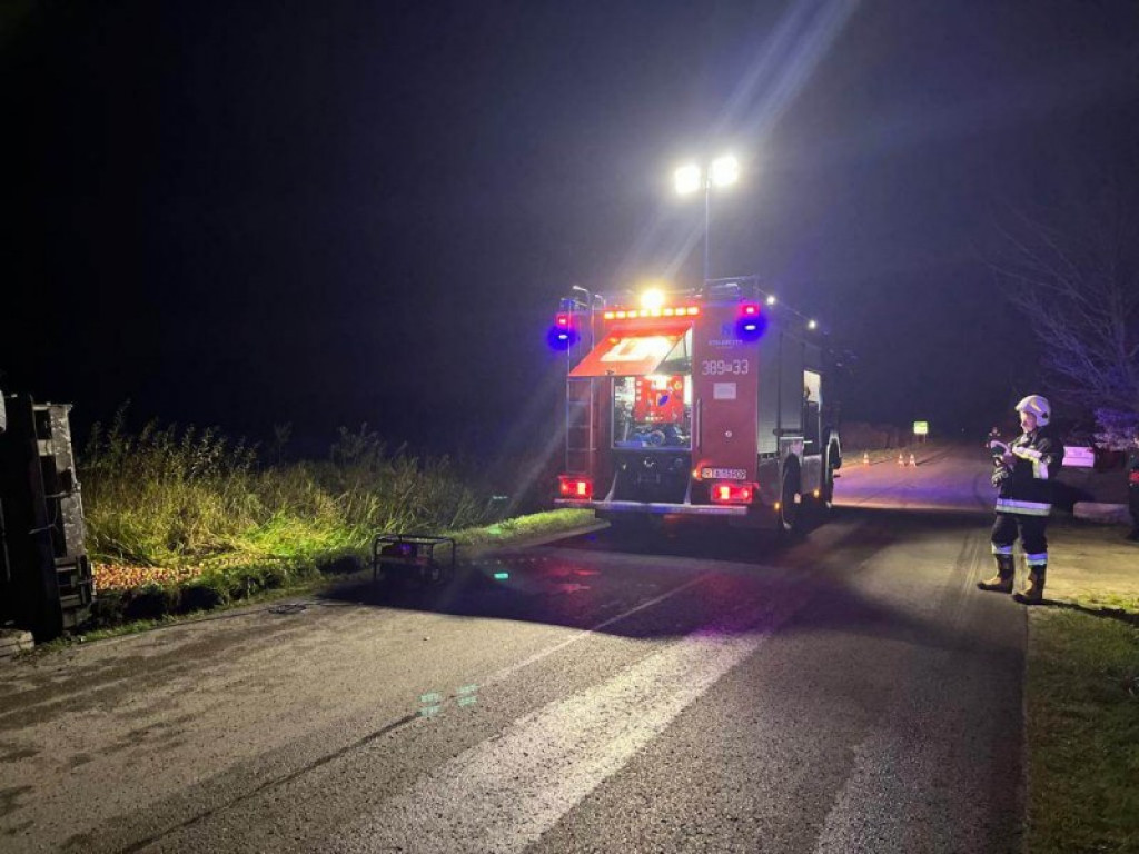 Tir wiozący jabłka złapał pobocze i wylądował w rowie - nocny wypadek w Jamnicy [zdjęcia]