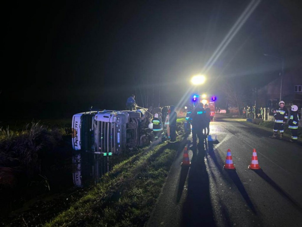 Tir wiozący jabłka złapał pobocze i wylądował w rowie - nocny wypadek w Jamnicy [zdjęcia]