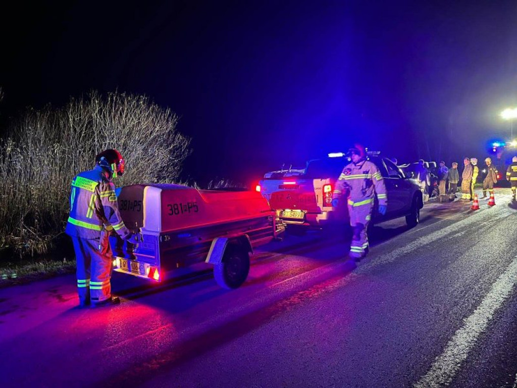 Tir wiozący jabłka złapał pobocze i wylądował w rowie - nocny wypadek w Jamnicy [zdjęcia]