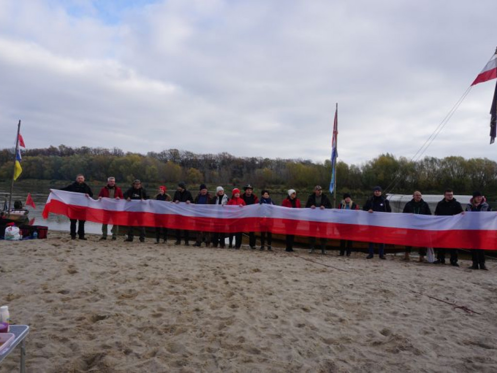 Na Wiśle po raz szósty odbył się Rejs Niepodległości. Jego uczestnicy odwiedzili kilka symbolicznych miejsc  [zdjęcia]