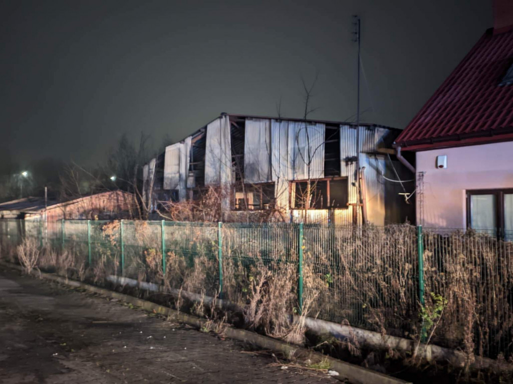 Pożar hal magazynowych w Sandomierzu, na miejscu 8 zastępów straży pożarnej [zdjęcia]