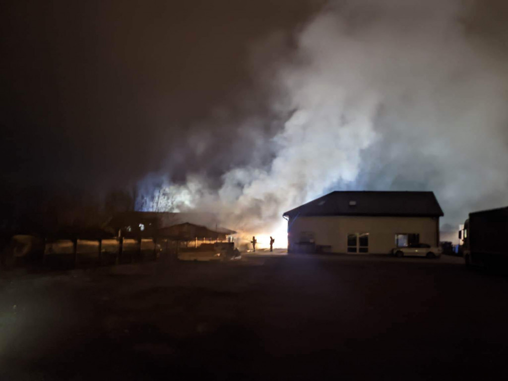 Pożar hal magazynowych w Sandomierzu, na miejscu 8 zastępów straży pożarnej [zdjęcia]