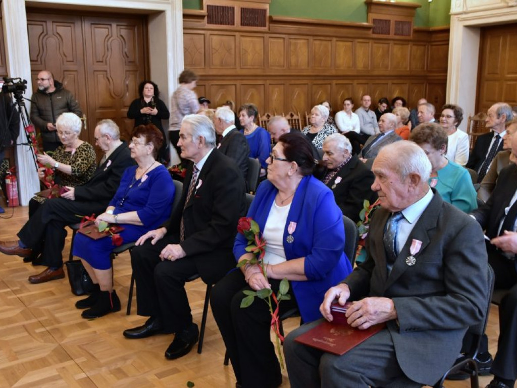 Złote gody w Tarnobrzegu. 15 par świętowało małżeńskie jubileusze [zdjęcia]