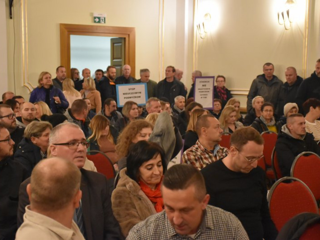 Podwyżki czynszów w Tarnobrzeskim Towarzystwie Budownictwa Społecznego. Emocje na spotkaniu mieszkańców z władzami miasta i spółki [zdjęcia]
