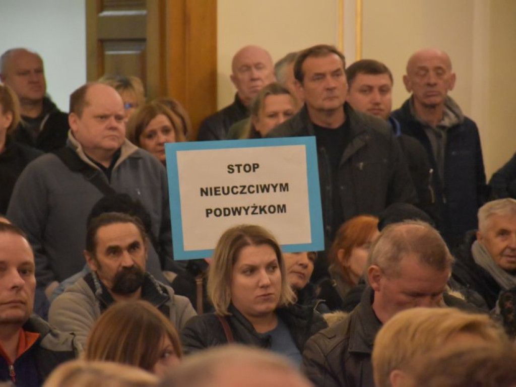 Podwyżki czynszów w Tarnobrzeskim Towarzystwie Budownictwa Społecznego. Emocje na spotkaniu mieszkańców z władzami miasta i spółki [zdjęcia]