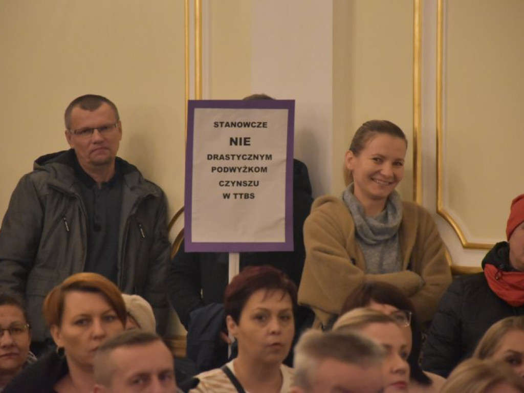 Podwyżki czynszów w Tarnobrzeskim Towarzystwie Budownictwa Społecznego. Emocje na spotkaniu mieszkańców z władzami miasta i spółki [zdjęcia]