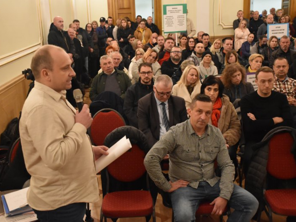 Podwyżki czynszów w Tarnobrzeskim Towarzystwie Budownictwa Społecznego. Emocje na spotkaniu mieszkańców z władzami miasta i spółki [zdjęcia]