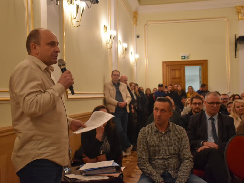 Podwyżki czynszów w Tarnobrzeskim Towarzystwie Budownictwa Społecznego. Emocje na spotkaniu mieszkańców z władzami miasta i spółki [zdjęcia]